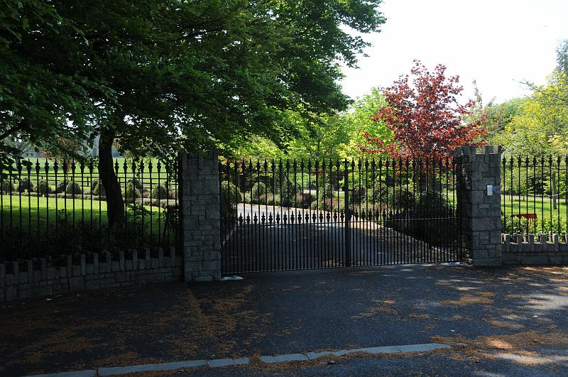 entrance to home that owns mountshannon.JPG
